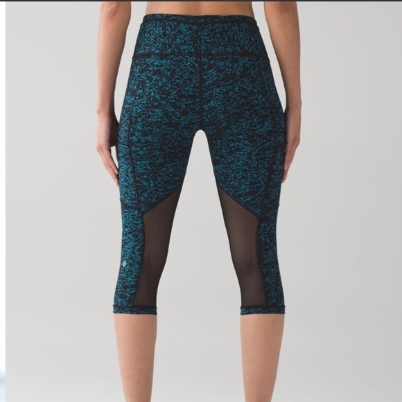 Lululemon Outrun 17" Crop Legging Tight
Iced Wave Capri Black / Black - Picture 3 of 9